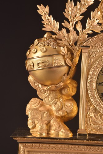 Grande pendule en bronze doré, Déesse à la corne d'abondance - Restauration - Charles X