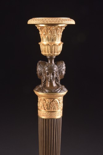 Claude Galle, Paire de bougeoirs en bronze doré et patiné - Luminaires Style Empire
