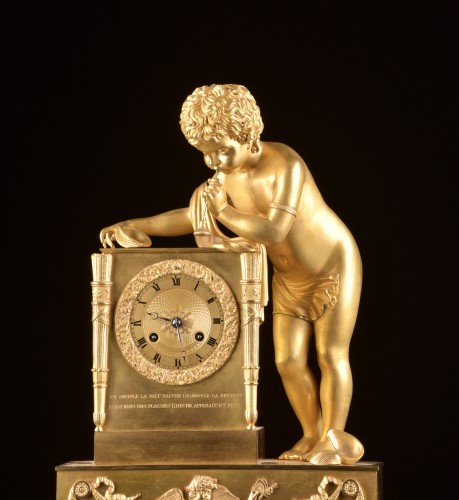 Pendule Louis Philippe avec un grand putto, vers 1830 - Horlogerie Style Louis-Philippe