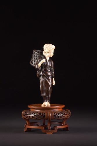 Antiquités - Okimono Dame au panier, Japon époque Meiji