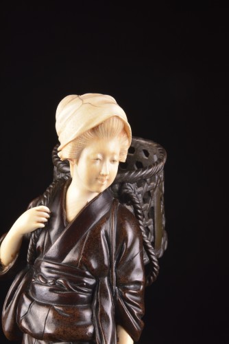 Antiquités - Okimono Dame au panier, Japon époque Meiji