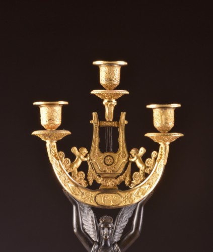 Luminaires Bougeoirs et Chandeliers - Paire de candélabres Empire aux victoires ailées circa 1810