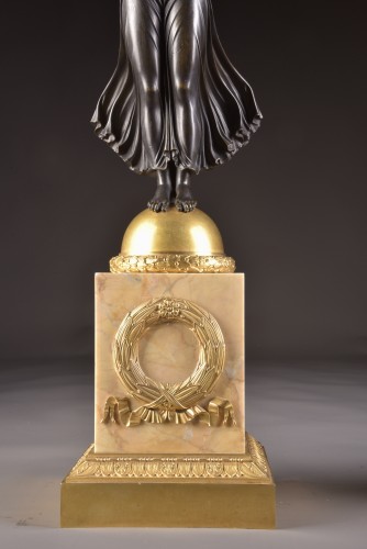 XIXe siècle - Paire de Carytids candélabres figuratifs à en bronze Empire