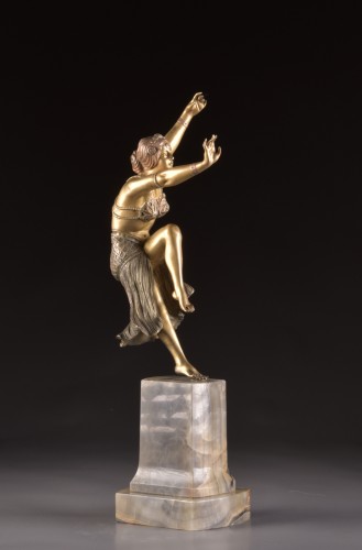 Antiquités - Imposante sculpture Art Déco d'une danseuse sur socle en agate