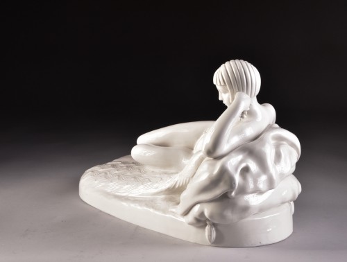 Céramiques, Porcelaines  - Jeune femme et paon en porcelaine blanche Art Déco
