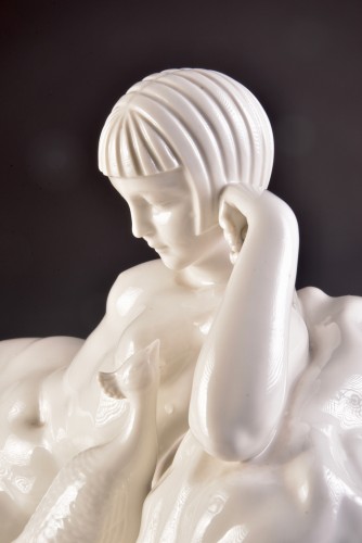 Antiquités - Jeune femme et paon en porcelaine blanche Art Déco