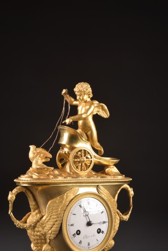 Antiquités - Pendule de cheminée Empire avec Cupidon sur un char, ca. 1805
