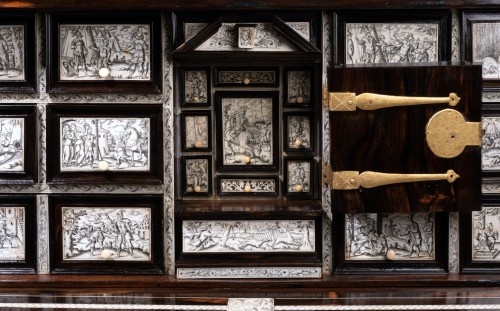 XVIIe siècle - Cabinet en ébène et ivoire gravé, Naples vers 1600
