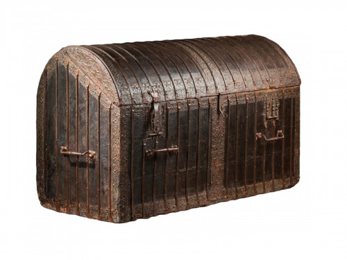Grand coffre de voyage en cuir et fer, Nord de la France XVe siècle