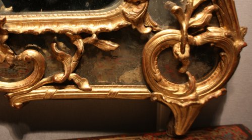 XVIIIe siècle - Miroir aux dragons à parecloses en bois doré et sculpté, époque Louis XV, vers 1730