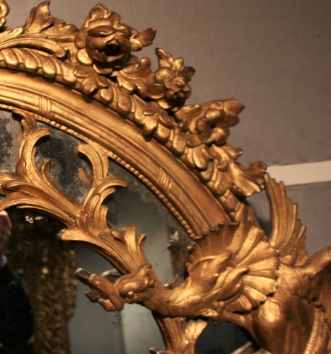 Louis XV - Miroir aux dragons à parecloses en bois doré et sculpté, époque Louis XV, vers 1730
