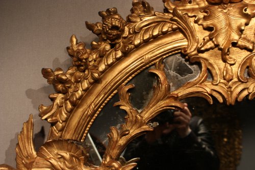 Antiquités - Miroir aux dragons à parecloses en bois doré et sculpté, époque Louis XV, vers 1730