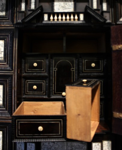 XVIIe siècle - Cabinet d’apparat en ébène et ivoire gravé, Naples début du XVIIe siècle