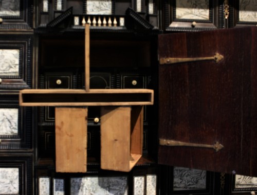 Cabinet d’apparat en ébène et ivoire gravé, Naples début du XVIIe siècle - 
