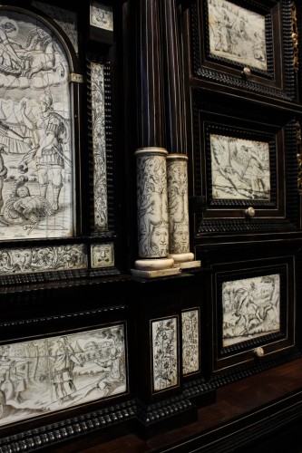 Antiquités - Cabinet d’apparat en ébène et ivoire gravé, Naples début du XVIIe siècle