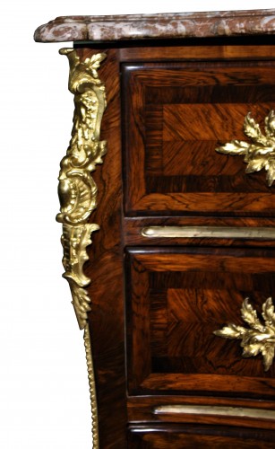 Commode galbée en placage de palissandre d'époque Louis XV - Mobilier Style Louis XV