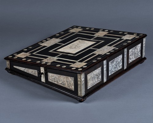 Mobilier Cabinet & Coffre - Écritoire en ébène et ivoire gravé, Naples XVIIe siècle