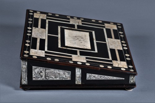 Antiquités - Écritoire en ébène et ivoire gravé, Naples XVIIe siècle