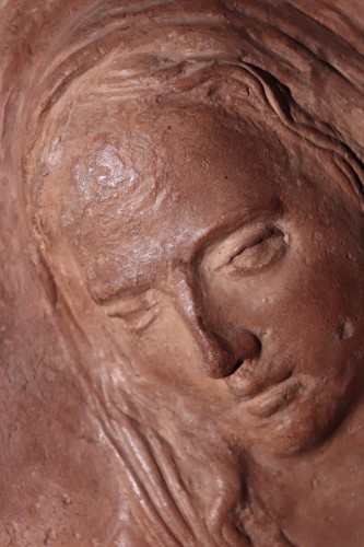XVIe siècle et avant - Vierge à l'Enfant, haut-relief en terre cuite du  XVIe siècle