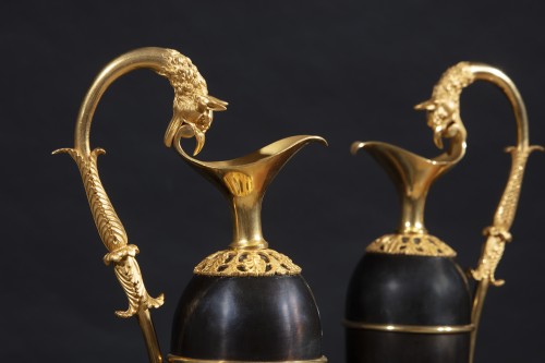 Objet de décoration Cassolettes, coupe et vase - Paire d'aiguières à anses à tête de griffon