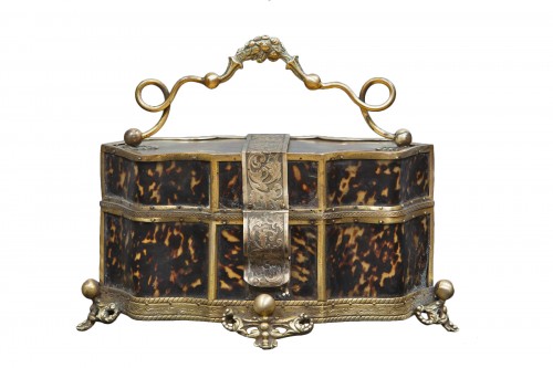 Boîte à bijoux en bronze ciselé et inserts en écaille de tortue