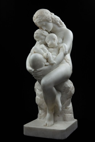 Marbre fin 19e représentant Eve embrassant ses deux jeunes garçons - Sculpture Style Napoléon III