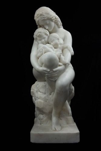 Marbre fin 19e représentant Eve embrassant ses deux jeunes garçons - Phidias Antiques