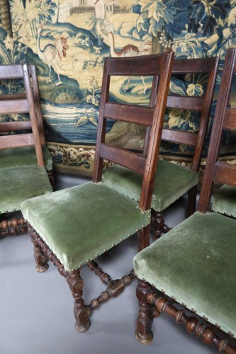 XVIIIe siècle - Suite de huit chaises en noyer fin XVIIIe