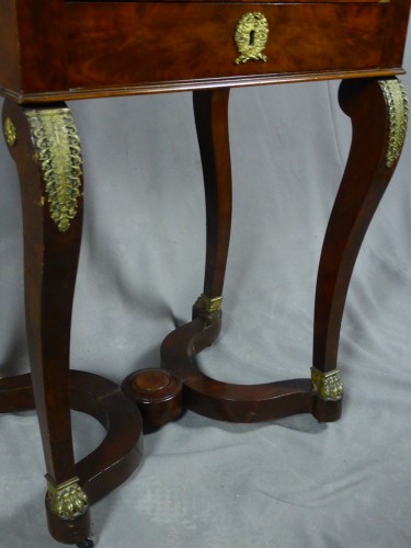 XIXe siècle - Table en acajou et placage, début du XIXe siècle