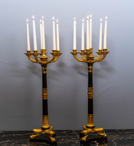 Paire de candélabres Restauration à six lumières en bronze doré et patiné - Luminaires Style 