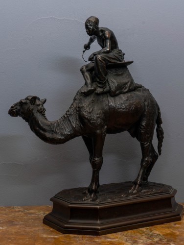 Jeune Arabe chevauchant un chameau, bronze patiné vers 1910 - Sculpture Style 