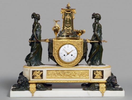 Pendule de cheminée Louis XVI de vestales vierges portant le feu sacré - Horlogerie Style Louis XVI