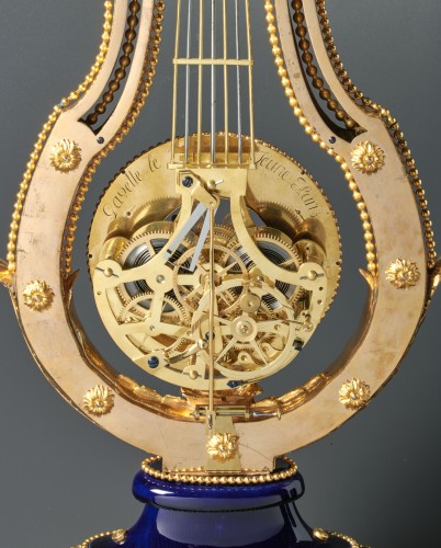 Pendule lyre squelettée en bronze doré et porcelaine de Sèvres - Horlogerie Style Louis XVI
