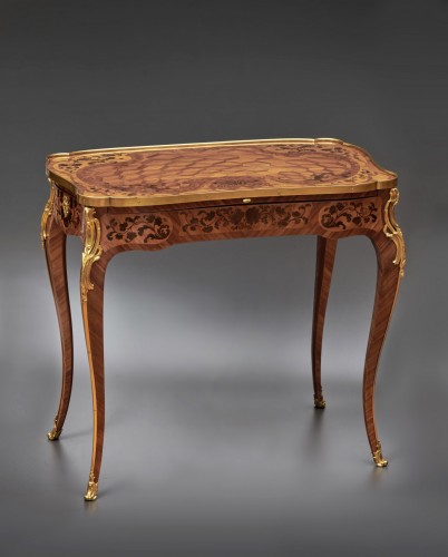 Mobilier Table & Guéridon - Table à écrire de Louis XV en bois de rose et bois de rose