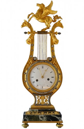 Pendule lyre Louis XVI signée sur le cadran Manière à Paris