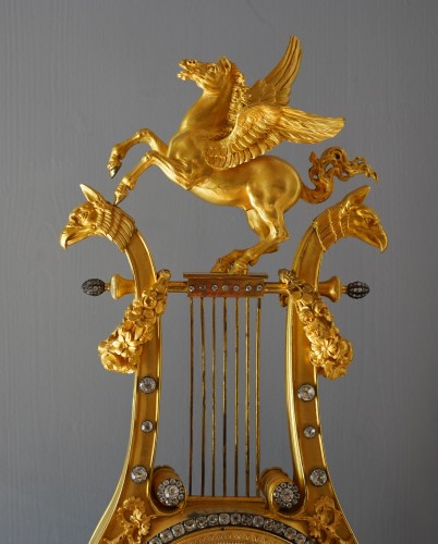 Pendule lyre Louis XVI signée sur le cadran Manière à Paris - Horlogerie Style Louis XVI