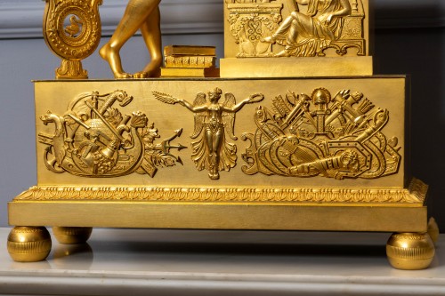 Pendule Empire à manteau en bronze doré - Horlogerie Style Empire