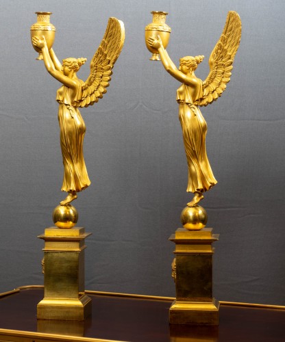 Luminaires Bougeoirs et Chandeliers - Paire de candélabres empire figurés en bronze doré à trois lumières