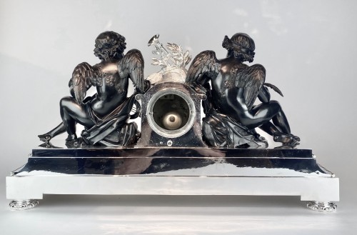 Christofle Paris - importante pendule de cheminée en bronze argenté - Louis XVI