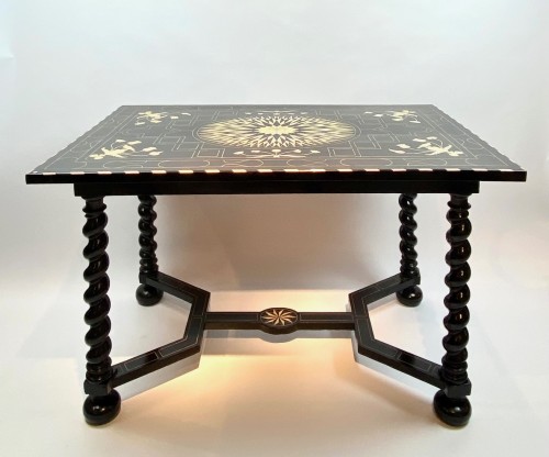 XVIIIe siècle - Table de milieu du XVIIIe siècle en bois noirci incrusté d'os
