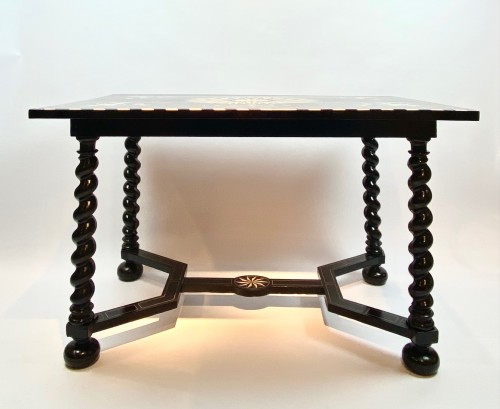 Table de milieu du XVIIIe siècle en bois noirci incrusté d'os - 