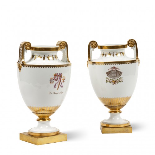 Paire de vases aux attributs en porcelaine de Sèvres du XIXe siècle - Céramiques, Porcelaines Style Restauration - Charles X