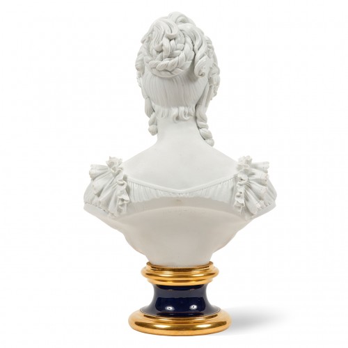Buste figurant la Duchesse d'Angoulême en biscuit de Sèvres d'époque Charles X - Céramiques, Porcelaines Style Restauration - Charles X