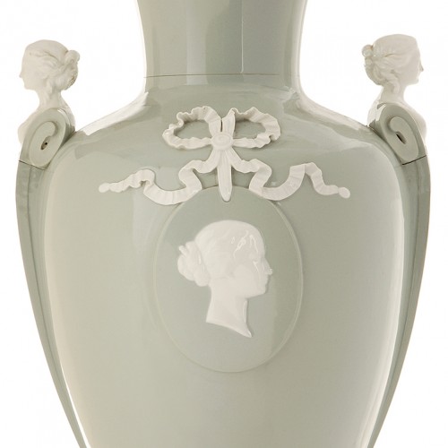 Vase en porcelaine de Sèvres au profil et de la collection de l'impératrice Eugénie - Céramiques, Porcelaines Style Napoléon III