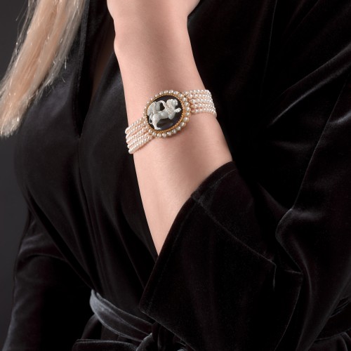 Bracelet en perles orné d'un camée sur agate monté en or du XIXe siècle - Bijouterie, Joaillerie Style Empire
