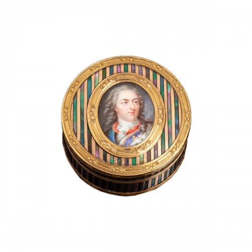 Boite de présent royal en or et ormeau, au portrait du roi Louis XV peint sur émail
