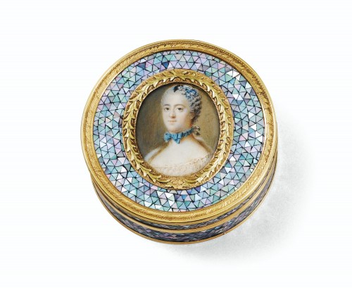 Antiquités - Boite de présent royal en or et ormeau, au portrait du roi Louis XV peint sur émail