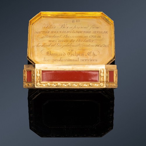 Objets de Vitrine Coffret & Nécessaire - Tabatière en or et laque rouge à décor "Piqué d'or" par Louis Roucel, 1775-1776