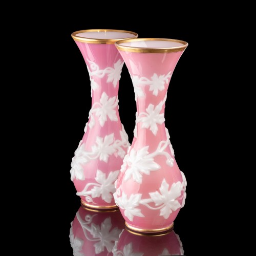 Baccarat, paire de vases en opaline rose et blanche - Verrerie, Cristallerie Style Napoléon III