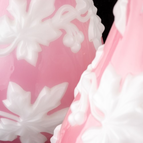 Verrerie, Cristallerie  - Baccarat, paire de vases en opaline rose et blanche